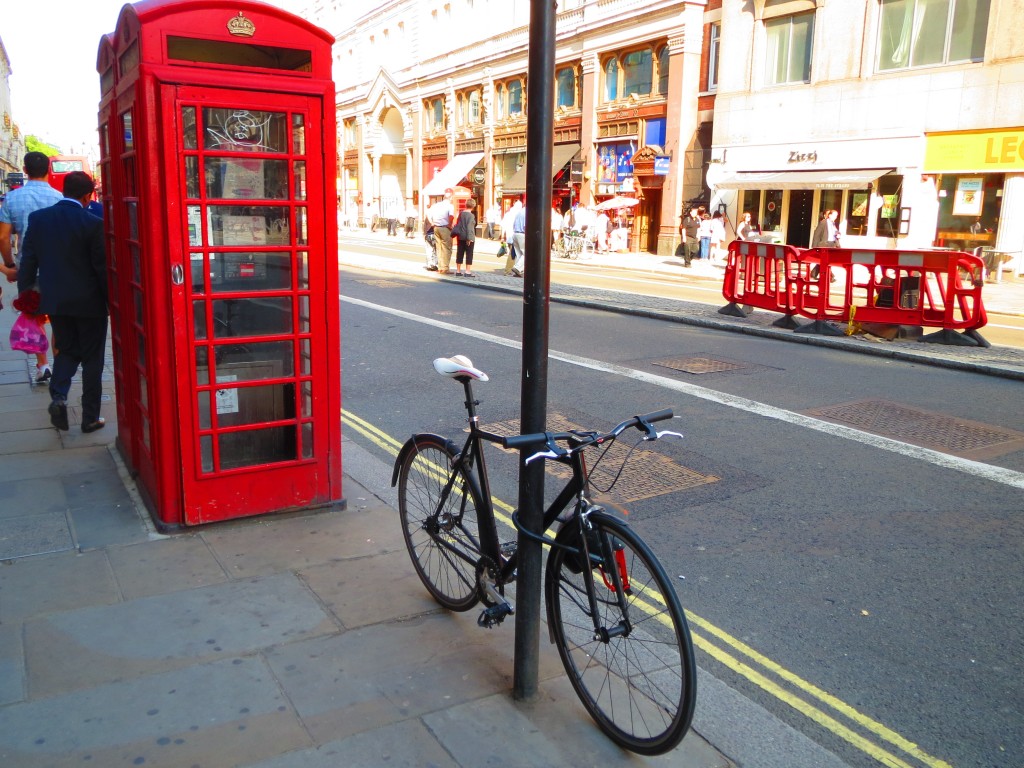 電話ボックスと自転車